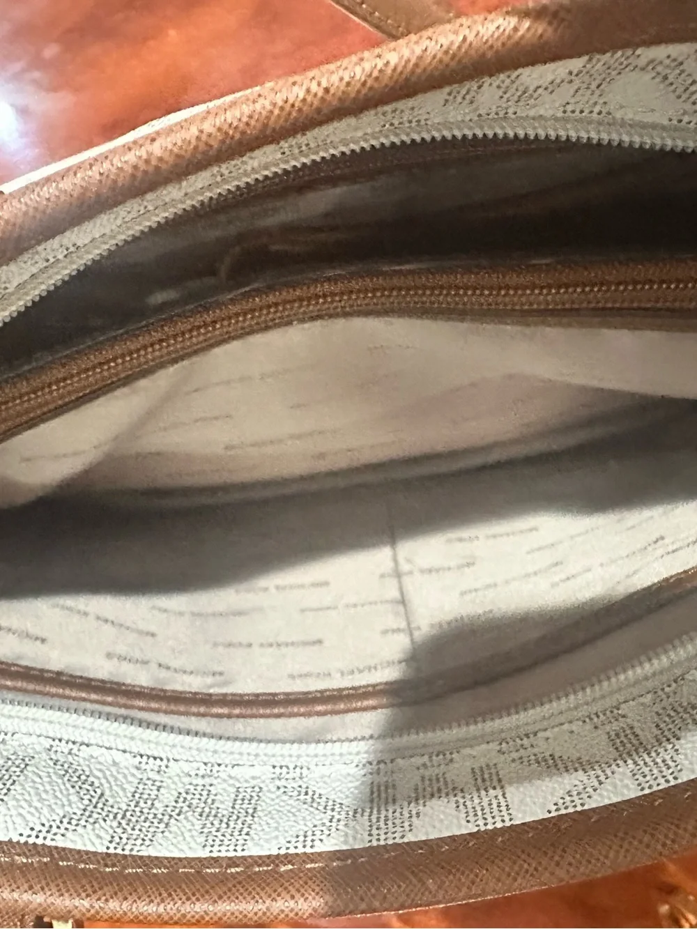 ✨ Michael Kors Jet Set Medium Signature Tote - Vanilla - Picture 5 of 7